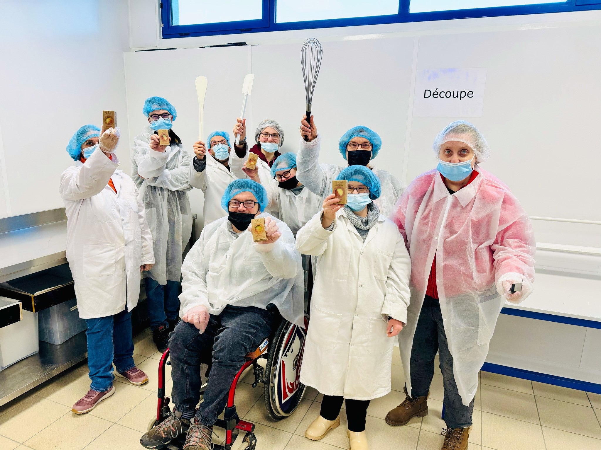 9 personnes en blouse avec charlotte et masque avec un savon ou un ustensile à la main
