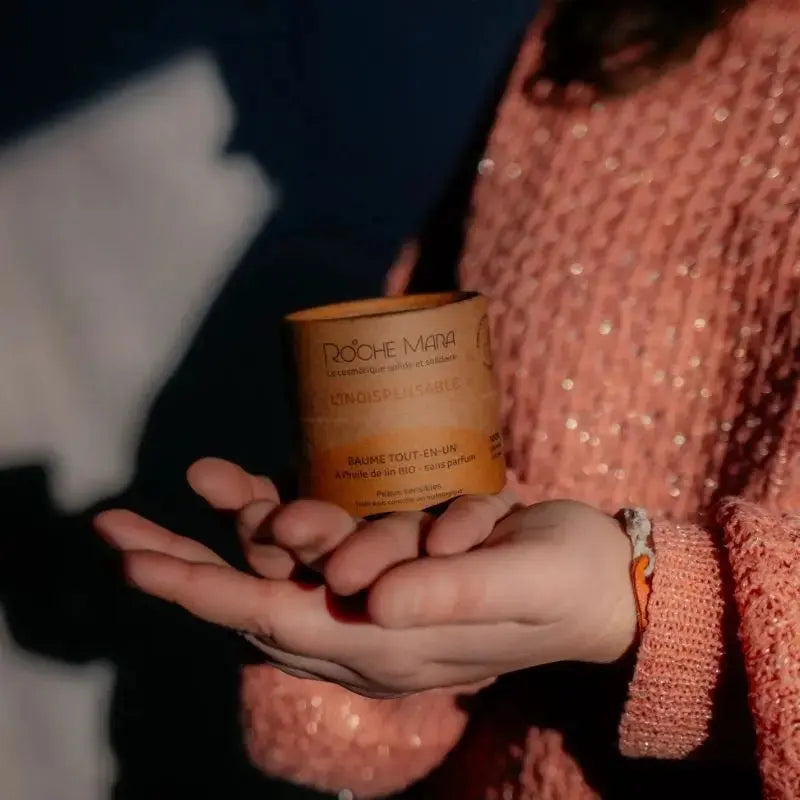 personne tenant le baume L'indispensable de Rochemara