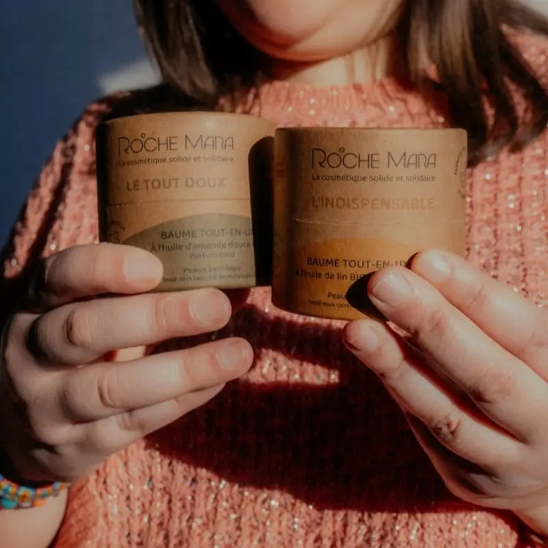 personne tenant deux baumes Rochemara dans ses mains