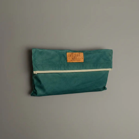 Trousse verte flat lay
